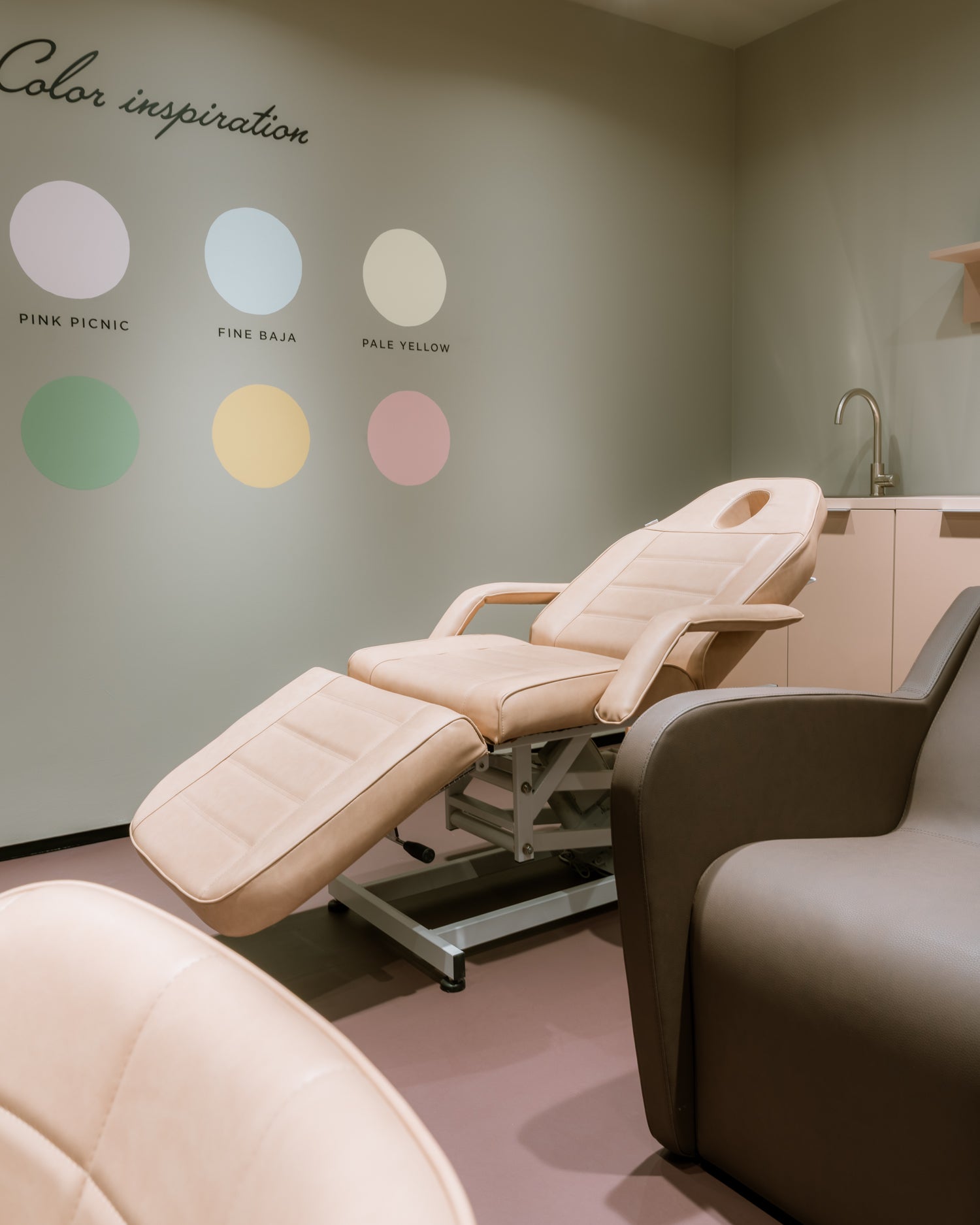 Aquarius II - Pink tattoo chair - With motor